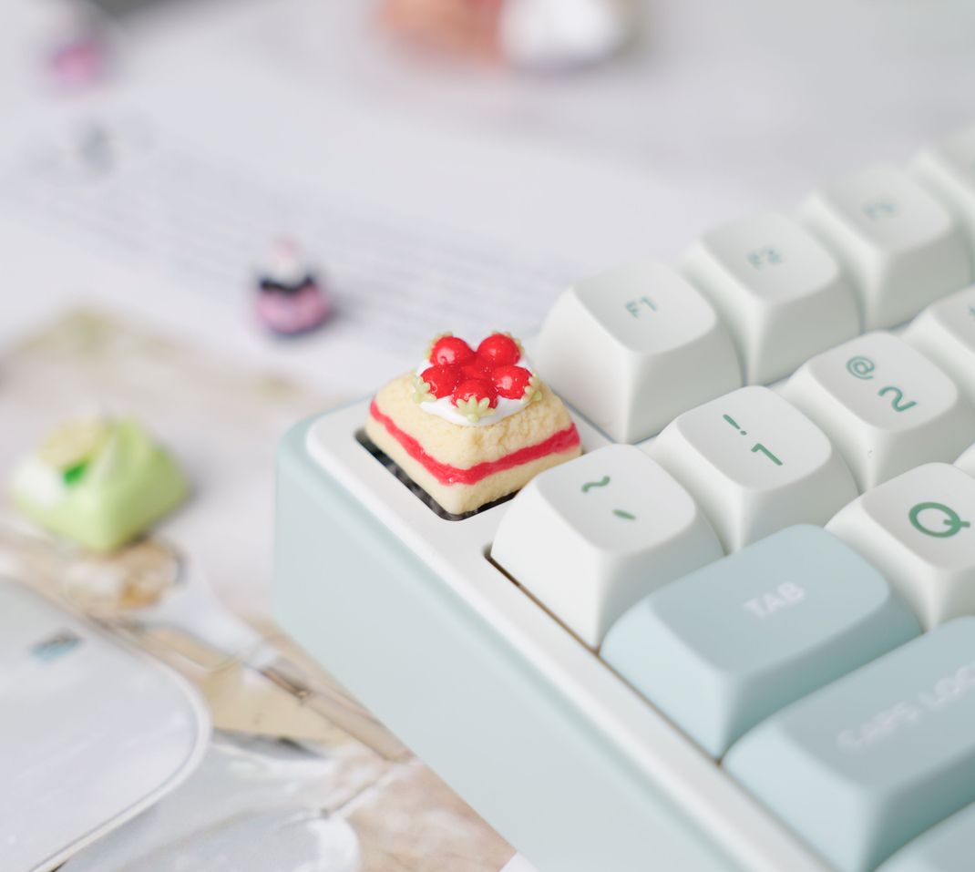 HandmadeResinStrawberryCakeKeycap-Single